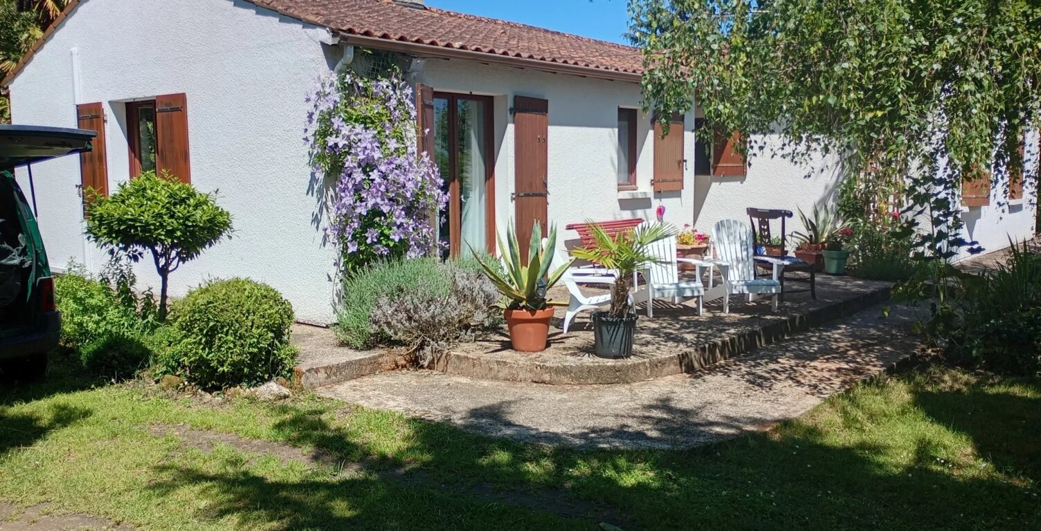 Maison de plain-pied, garage et jardin à vendre à Rioux (17) — photo 1