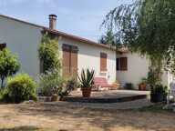 Maison de plain-pied, garage et jardin à vendre à Rioux (17) — photo 2