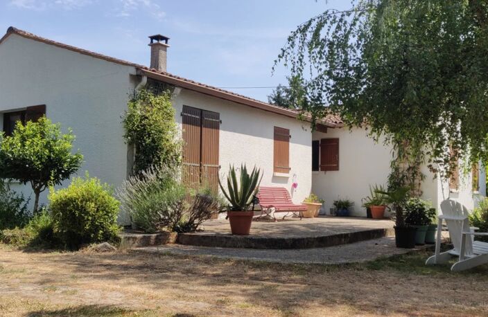 Maison de plain-pied, garage et jardin à vendre à Rioux (17) — photo 2