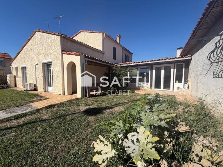 SAINT YZAN DE SOUDIAC MAISON DE VILLE AVEC GARAGE ET JARDIN — photo 1