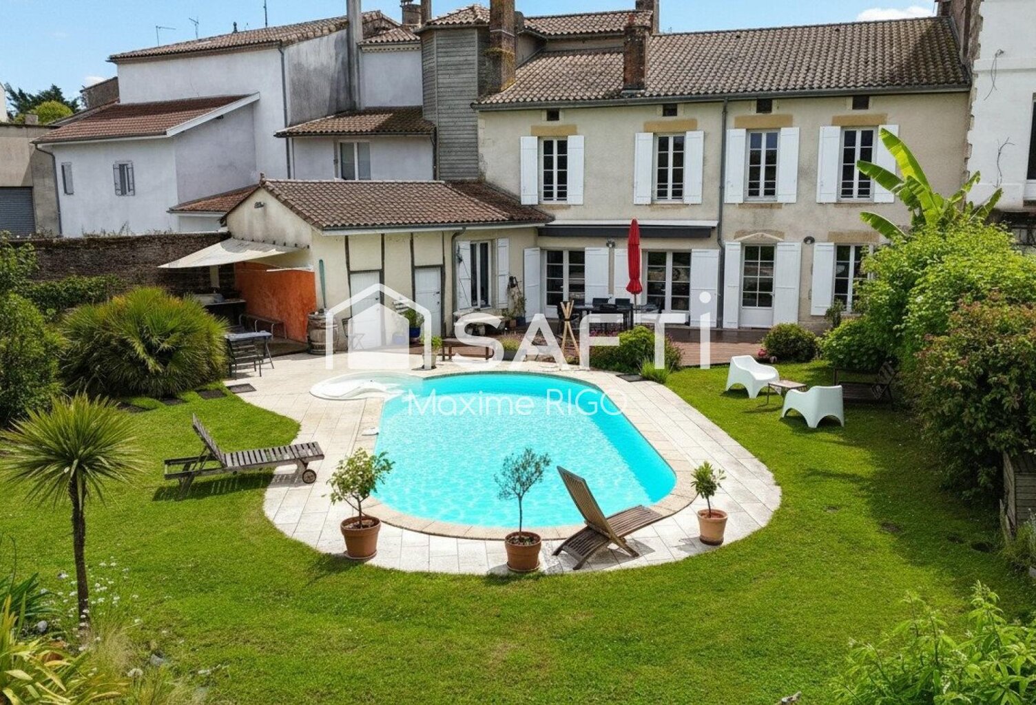 Maison avec jardin et piscine en centre-ville — photo 1