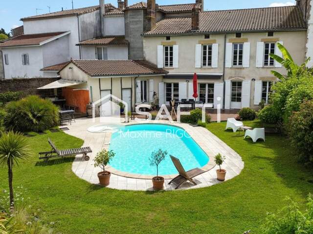 Maison avec jardin et piscine en centre-ville — photo du bien