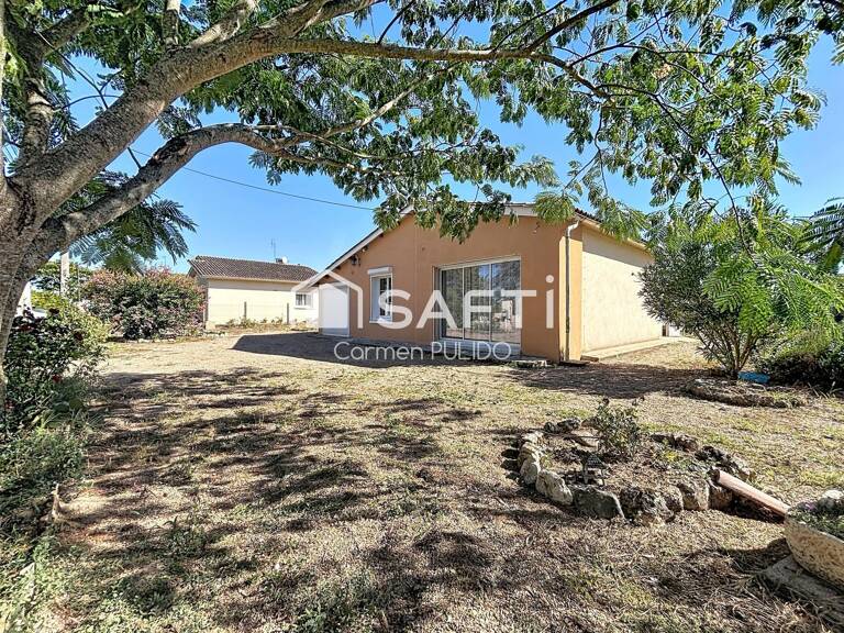 Idéalement située à 2 pas des commodités  : maison entièrement de plain pied avec 2 chambres, jardin, grand garage et abris de jardin — photo 1