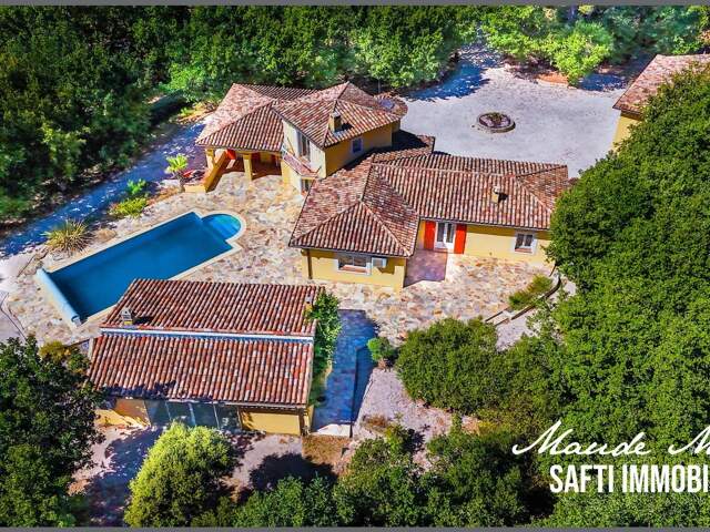 Villa au charme Povençal de 165 m2 - 4 chambres dont 3 au RDC et un bureau - pool house de 55 m2  - piscine - garage avec combles de 90 m2 - terrain de 10 200 m2 — photo du bien