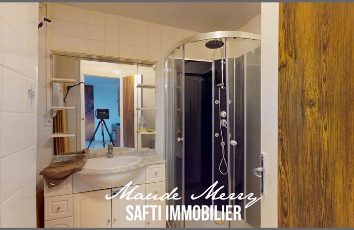 Immeuble de rapport composé de 3 lots - un local commercial de 20 m2 (qui peut être transformé en un studio) avec cave de 17 m2 - un studio de  20 m2 au 1er étage - un duplex de 47 m2 au 2ème étage — photo 3