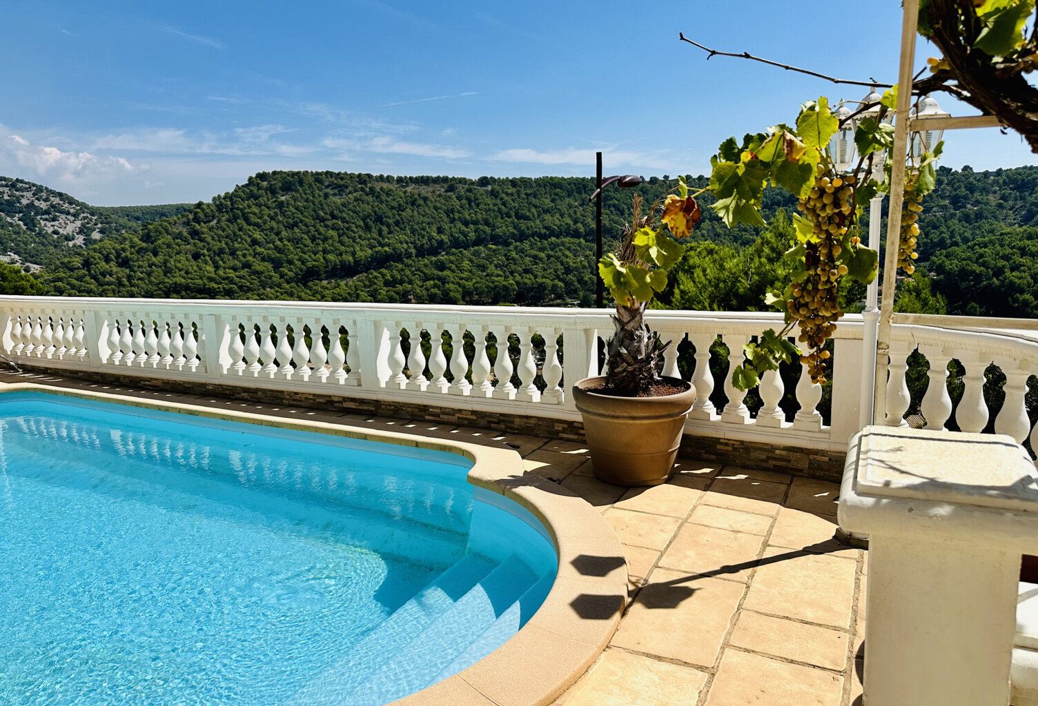 Sur les hauteurs de Carnoux : Villa type 5 avec piscine — photo 1