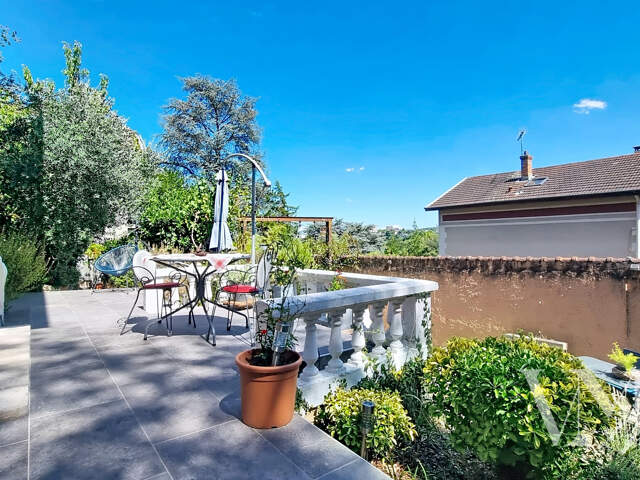 ÉCULLY   MAISON ATYPIQUE DANS UN ÉCRIN DE VERDURE — photo du bien