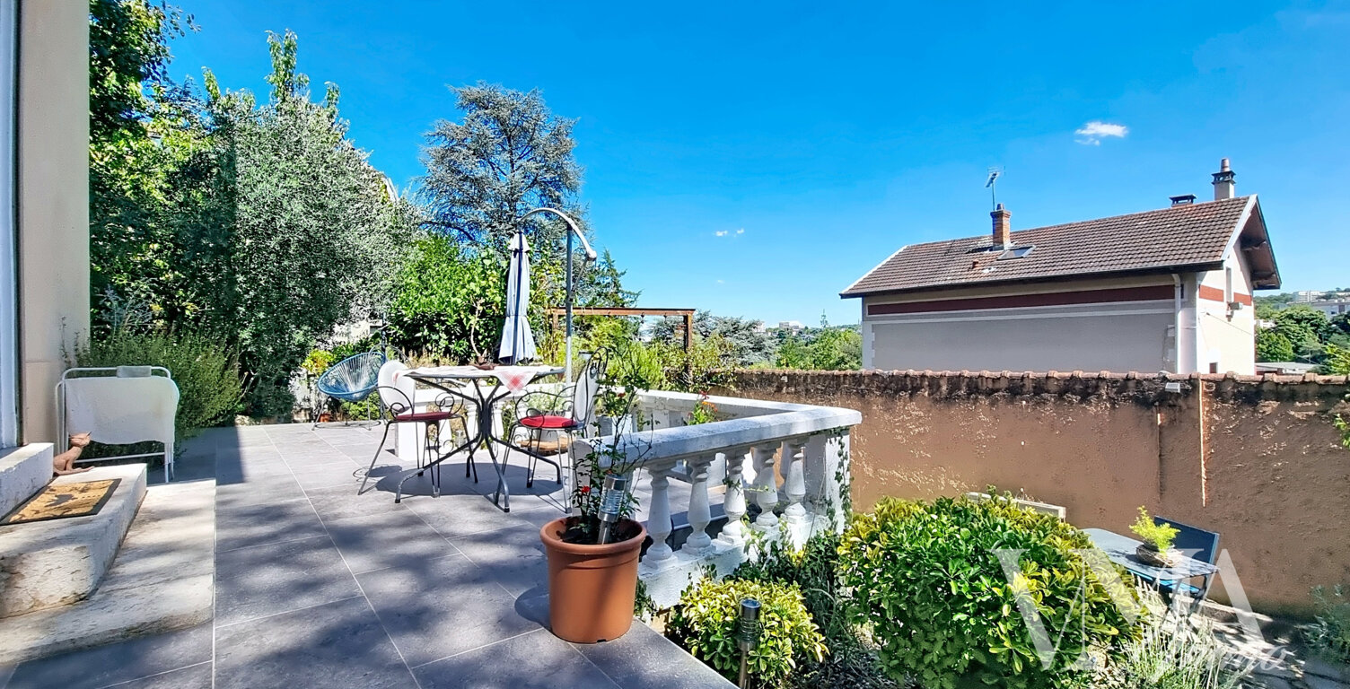ÉCULLY   MAISON ATYPIQUE DANS UN ÉCRIN DE VERDURE — photo 1