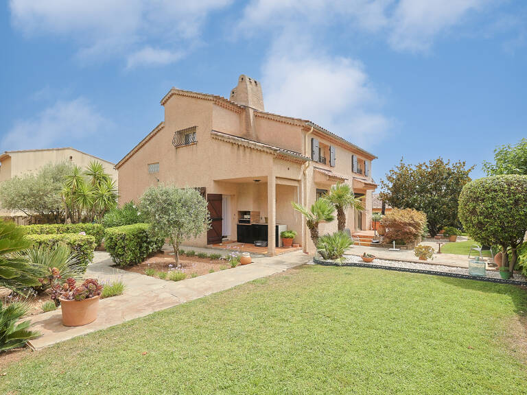 Villa de 318m2 avec deux logements indépendants et fort potentiel ! — photo 1