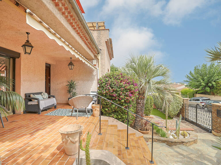 Villa de 318m2 avec deux logements indépendants et fort potentiel ! — photo 1