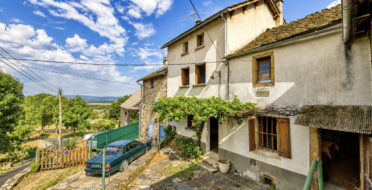 Maison de Hameau T4 avec Terrasse, Terrain et Atelier. — photo 1