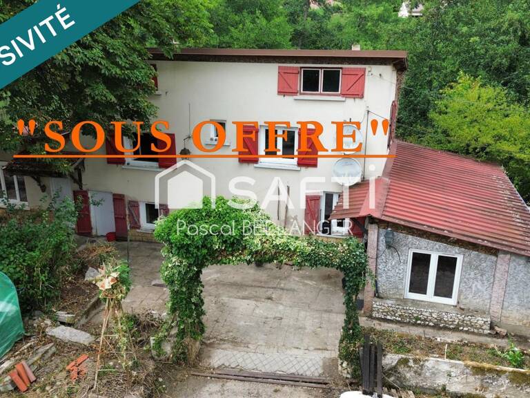Charme, nature et potentiel : une maison de village à réinventer à Menat. Proche tous commerce (école, pharmacie, boulangerie, bar restaurant épicerie, vétérinaire) — photo 1