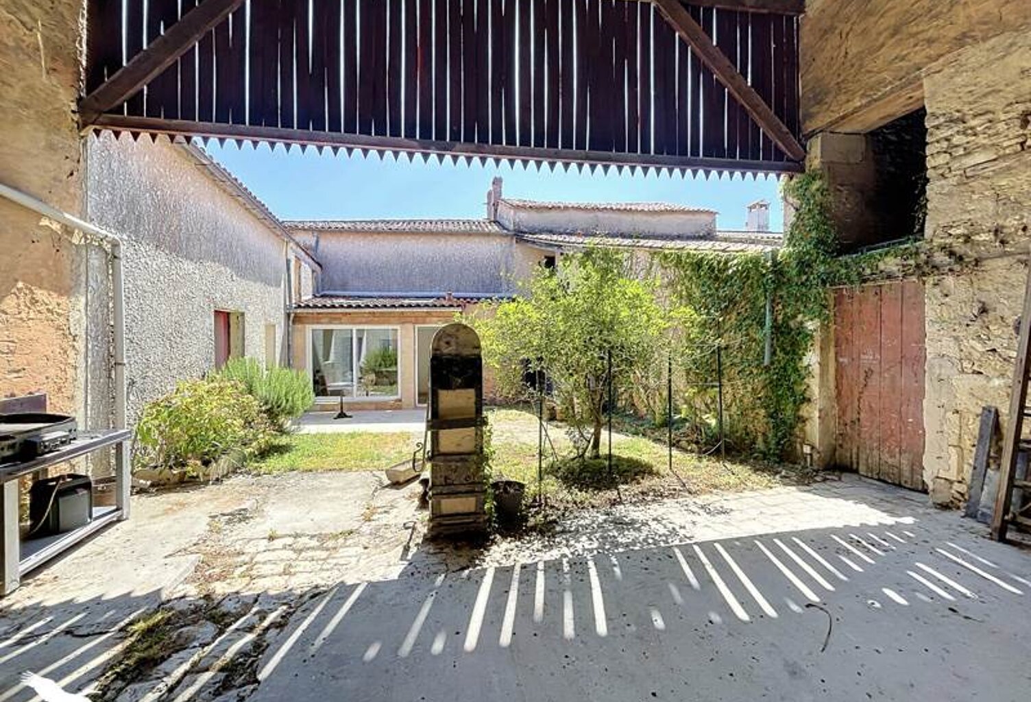 Maison en pierre de 7 pièces principales — photo 1