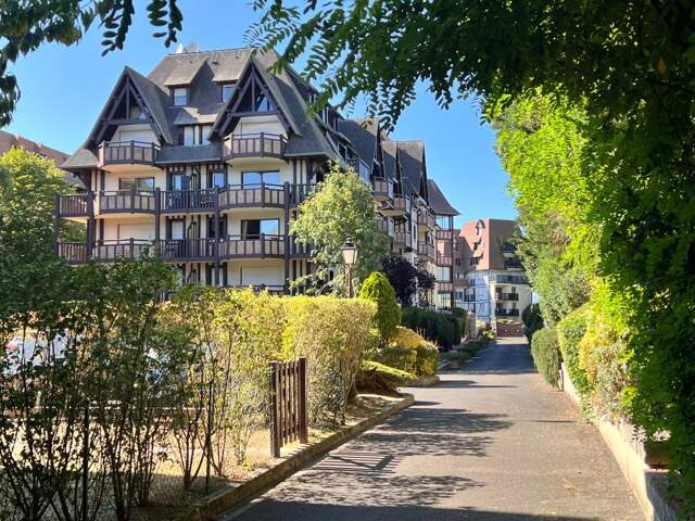 DEAUVILLE – Appartement à quelques pas de la plage et du centre-ville — photo du bien