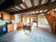 BELLE OPPORTUNITE ! Maison en pierre de 165m², pleine de charme, 4 chambres, Cour intérieure de 379m² 93 000 € — photo 2