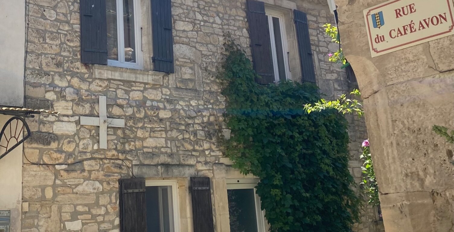 ISSIRAC – MAISON DE VILLAGE T3 EN PIERRE AVEC TOIT-TERRASSE ET VUE – DÉPENDANCES EN OPTION — photo 1
