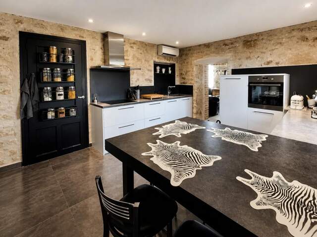 SAINT-PAUL-LE-JEUNE –
AUTHENTIQUE MAS EN PIERRE
RÉNOVÉ DE 196 M² — photo du bien