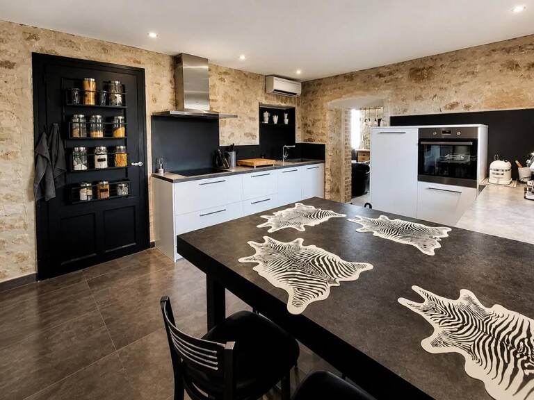 SAINT-PAUL-LE-JEUNE –
AUTHENTIQUE MAS EN PIERRE
RÉNOVÉ DE 196 M² — photo 1