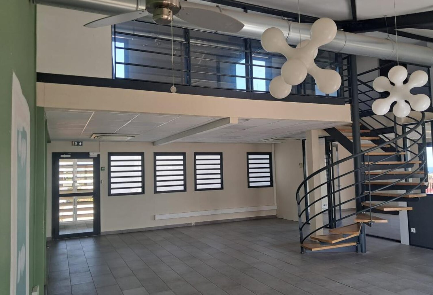 BUREAUX 158 m² A LOUER / ZAC 2000 LE PORT — photo 1