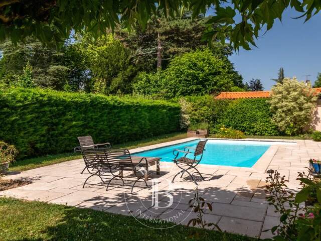Saint-Cyr-au-Mont-d'Or - Maison d'environ 211 m²  - 4 chambres - Piscine - Garage  double fermé — photo du bien