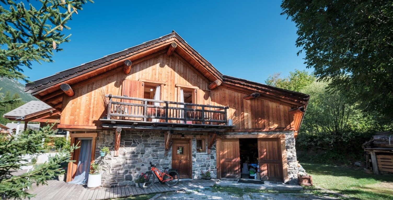 Parement en pierre, bois et lumière au cœur des Alpes — photo 1