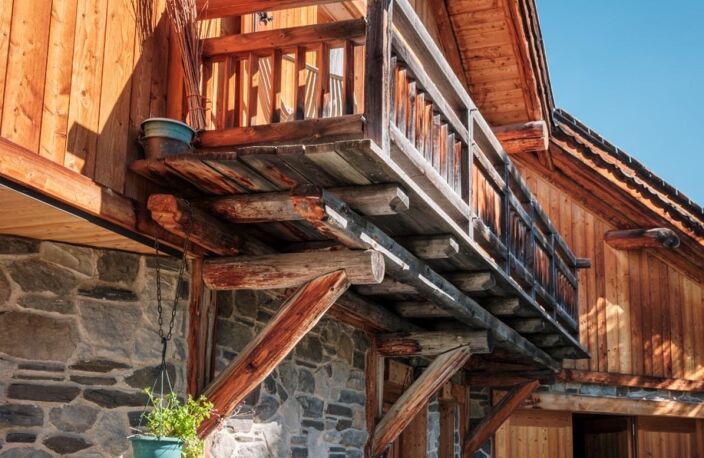 Parement en pierre, bois et lumière au cœur des Alpes — photo 2