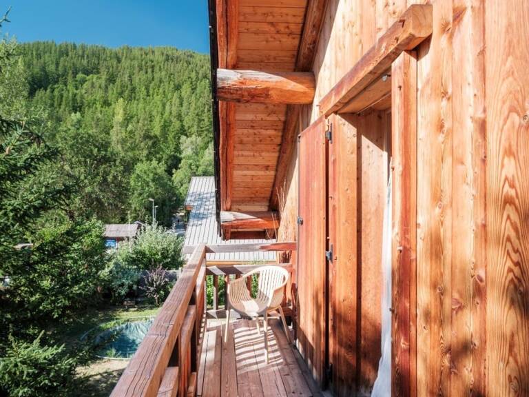 Parement en pierre, bois et lumière au cœur des Alpes — photo 1
