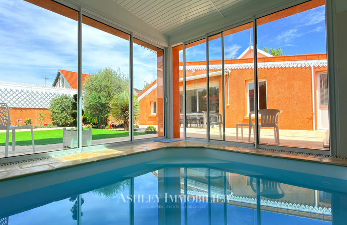 ÉLÉGANTE CHÂTELAILLONAISE DE PLAIN-PIED - PISCINE INTÉRIEURE — photo 2