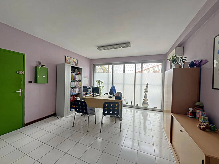 BLAGNAC - Place du Relais - Local commercial d'environ 66.27 m² traversant — photo 1