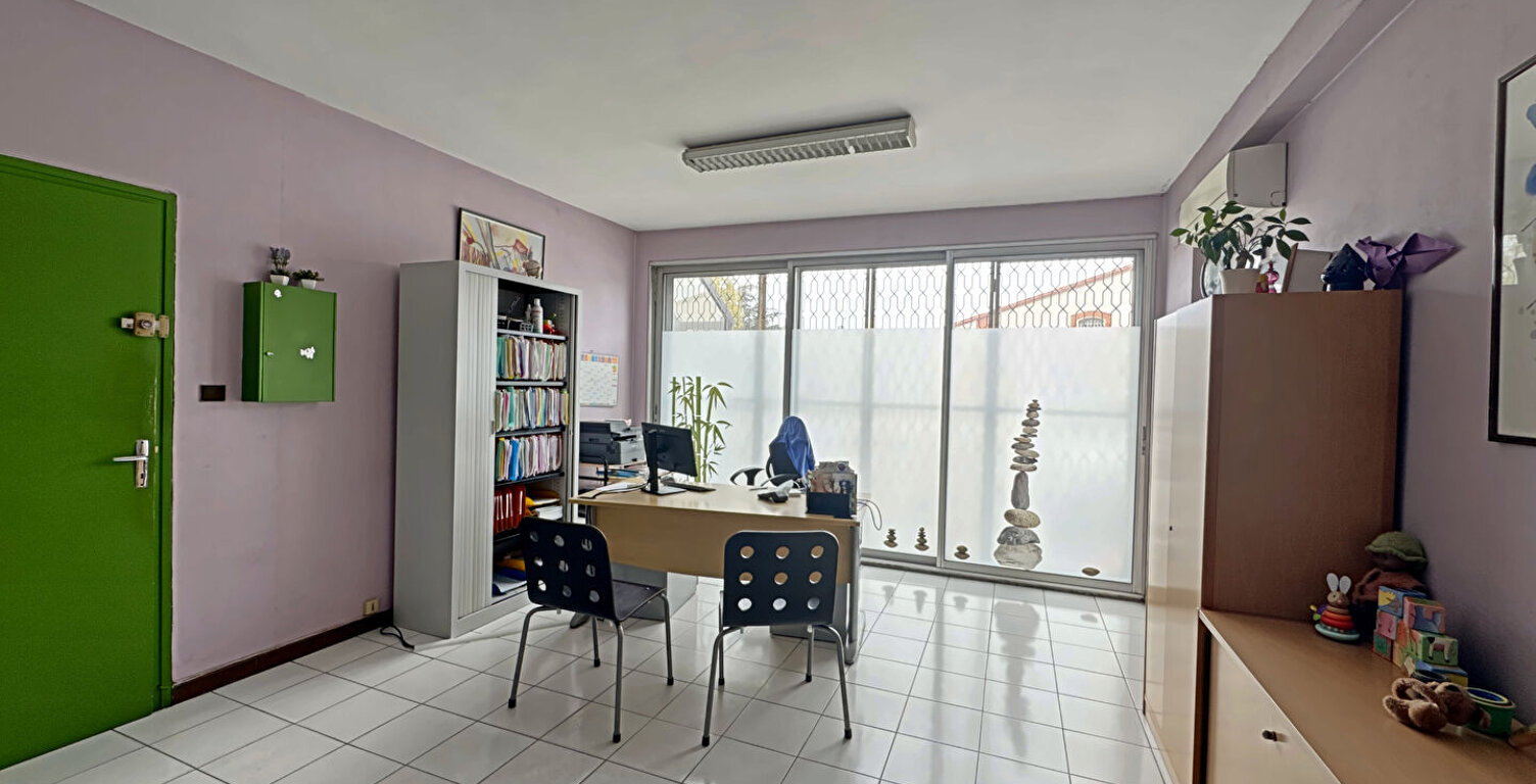 BLAGNAC - Place du Relais - Local commercial d'environ 66.27 m² traversant — photo 1
