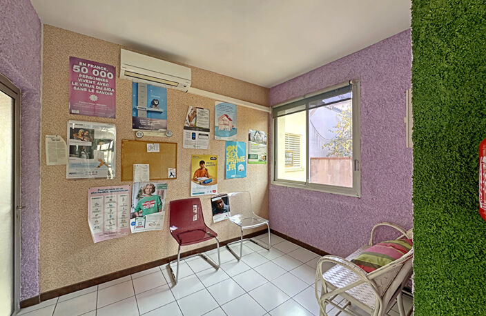 BLAGNAC - Place du Relais - Local commercial d'environ 66.27 m² traversant — photo 4