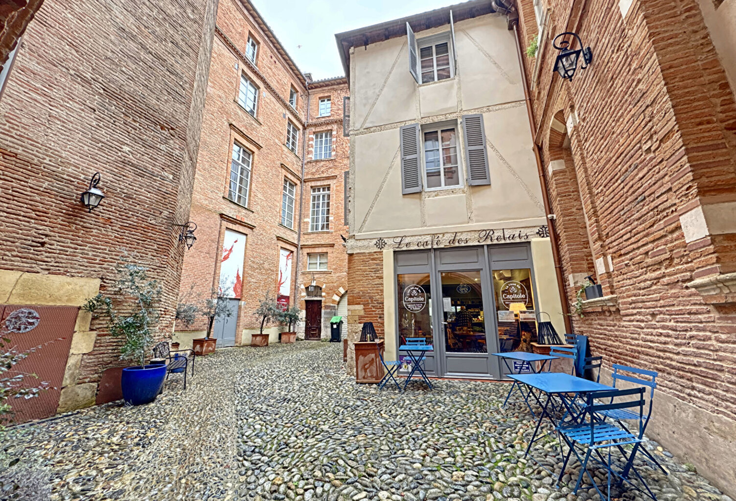 Local professionnel secteur Capitole - Place Salengro — photo 1