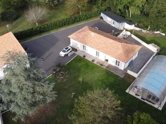 Propriété de deux habitations indépendantes avec piscine et double garage — photo du bien