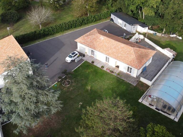 Propriété de deux habitations indépendantes avec piscine et double garage — photo 1