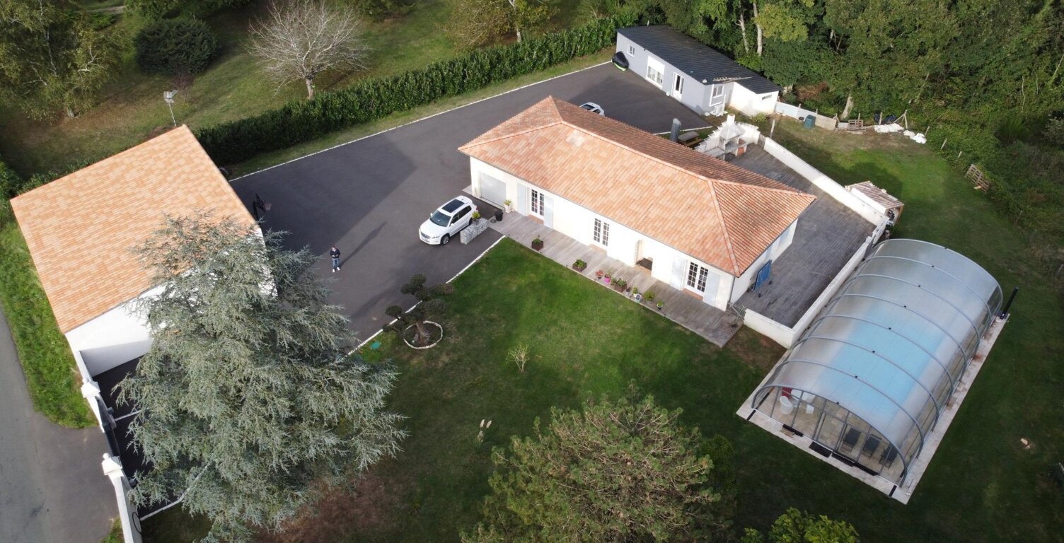 Propriété de deux habitations indépendantes avec piscine et double garage — photo 1
