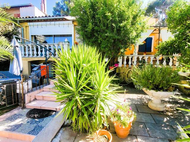 Belle villa avec piscine et garage — photo du bien