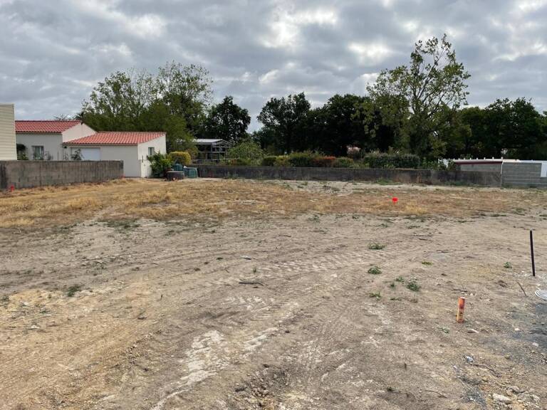 terrain a saint julien des landes — photo 1