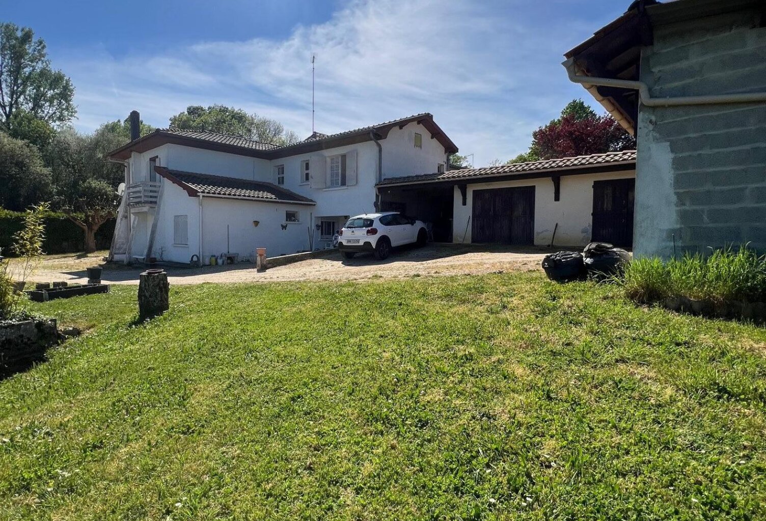 Grande batisse familliale avec dépendance, terrain et piscine à rénover — photo 1