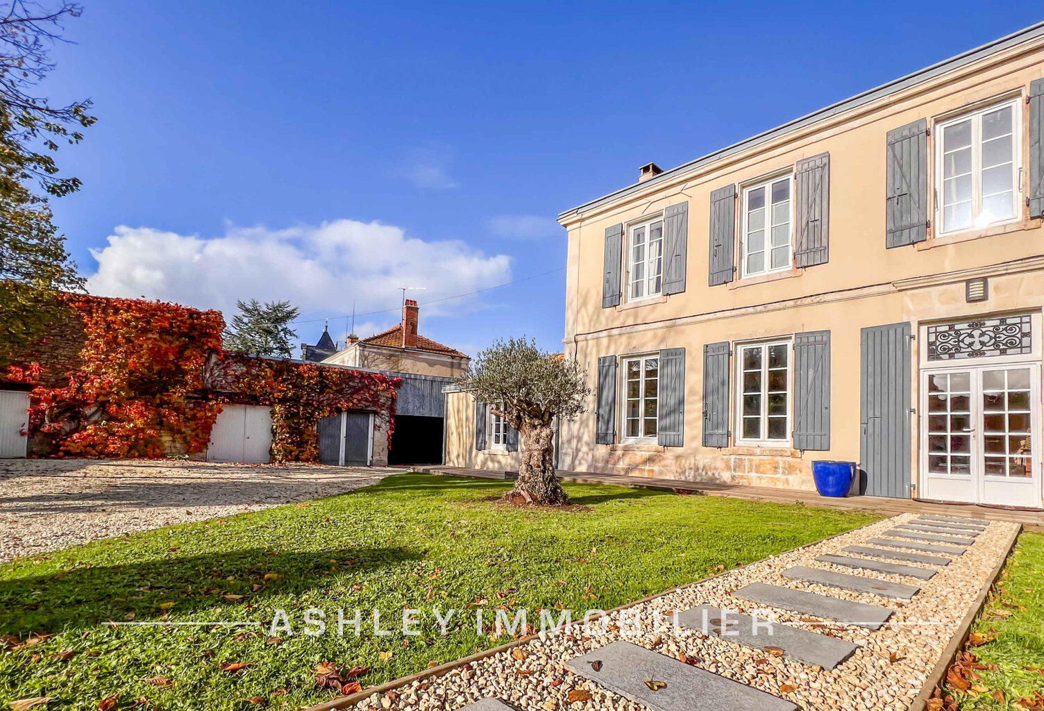 À VENDRE - MAISON CHARENTAISE DU XVIIIe AVEC PISCINE, DÉPEND — photo 1