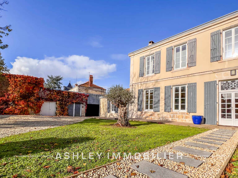 À VENDRE - MAISON CHARENTAISE DU XVIIIe AVEC PISCINE, DÉPEND — photo 1