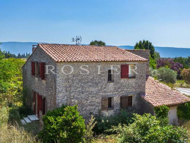 Maison en pierre sur 3 570 m² de terrain constructible avec pisc — photo du bien