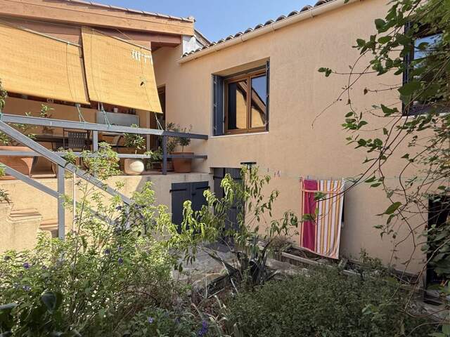Maison de village avec garage et cour — photo du bien