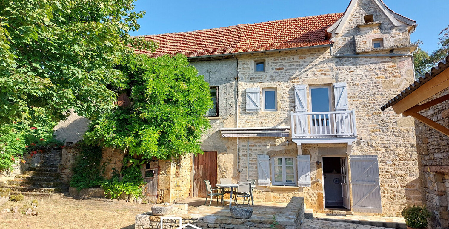 Ensemble immobilier en pierre avec terrain de 8 874 m² — photo 1