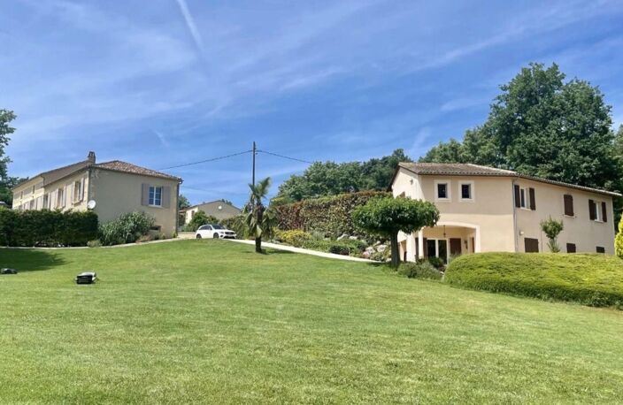 Maison avec studio, piscine, gîte et annexe. — photo 3
