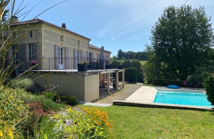 Maison avec studio, piscine, gîte et annexe. — photo 4