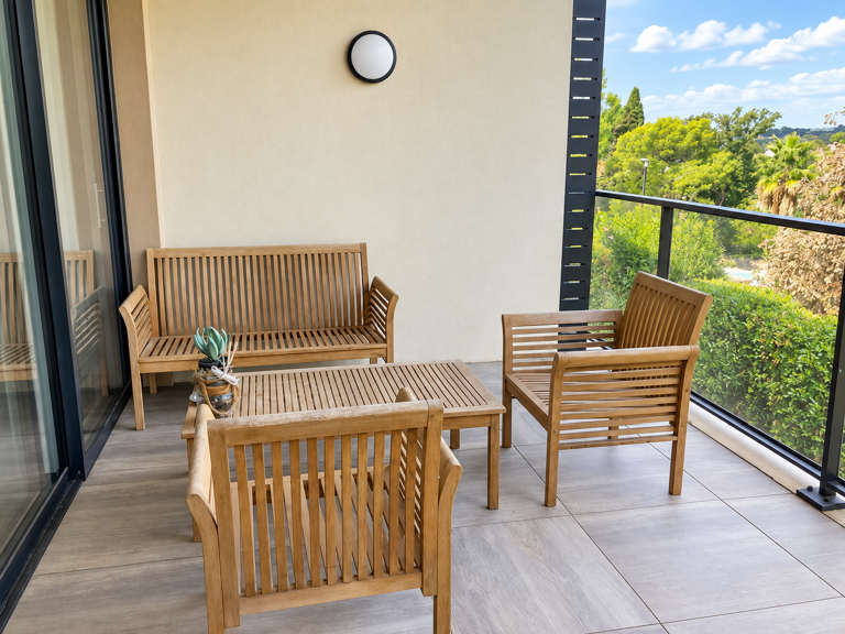 LOCATION A L'ANNEE 2 PIECES MEUBLE ST RAPHAEL - VALESCURE — photo 1