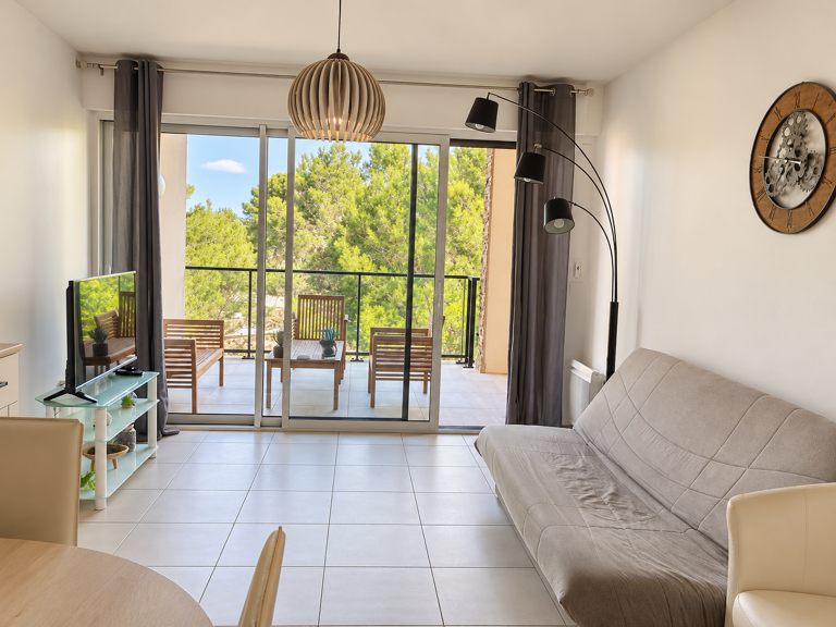 LOCATION A L'ANNEE 2 PIECES MEUBLE ST RAPHAEL - VALESCURE — photo 1