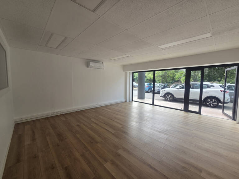 Local Professionnel - Av du club hippique — photo 1