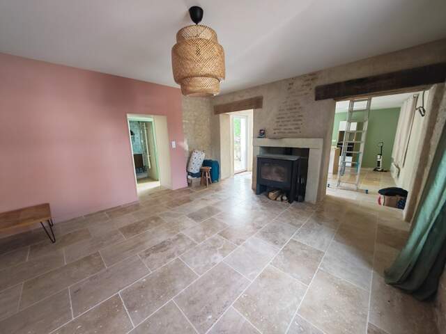 Maison en pierre de 3 pièces principales — photo du bien