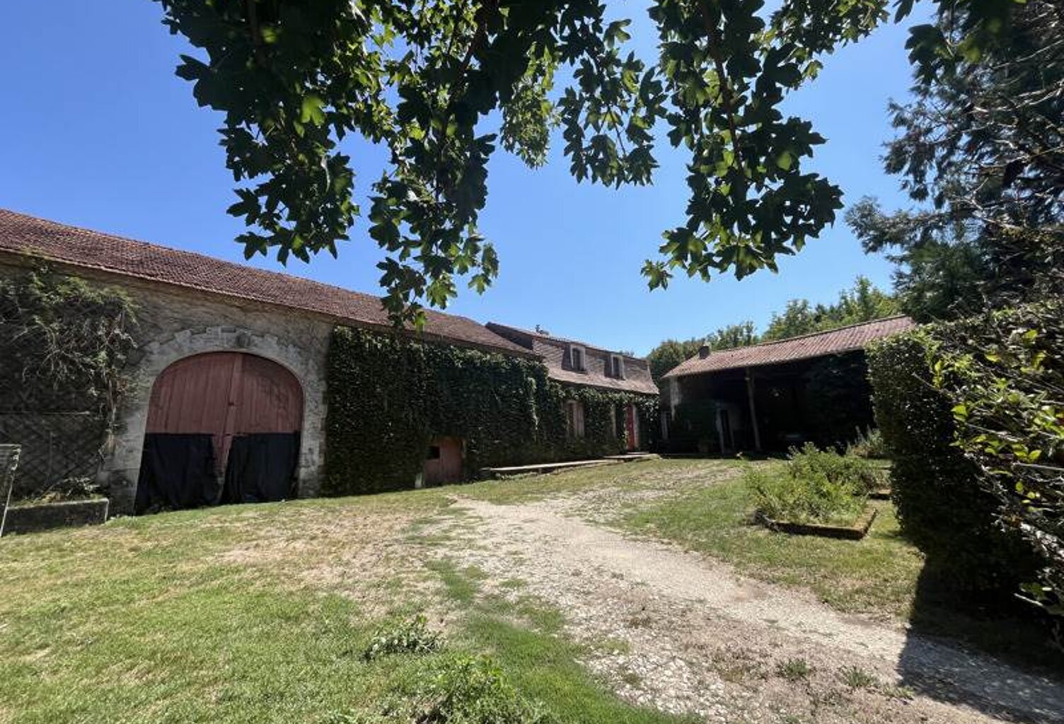Maison en pierre de 4 pièces principales — photo 1
